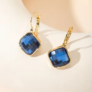 Vue détaillée de boucles d'oreilles carrées en zircon bleu avec une finition en or 14K
