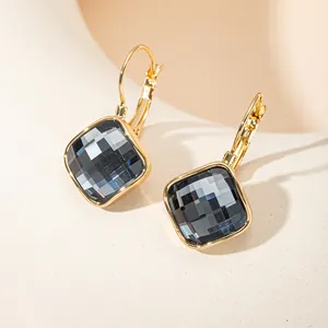 Détail de boucles d'oreilles carrées en zircon noir montées sur plaqué or 14K.