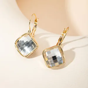 Gros plan de boucles d'oreilles en zircone carrée avec une monture élégante en or 14K.