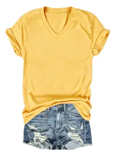 Geel dames T-shirt met V-hals gecombineerd met distressed denim shorts detailweergave