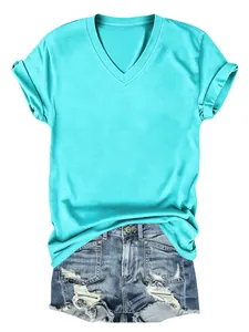 Casual dames T-shirt met V-hals in turquoise gecombineerd met distressed denim shorts