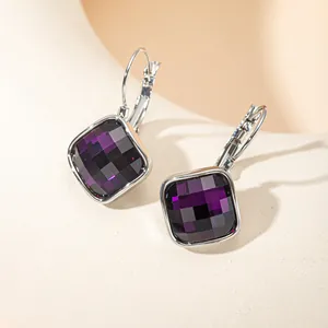 Vue détaillée de boucles d'oreilles carrées avec cristaux facettés violets élégants