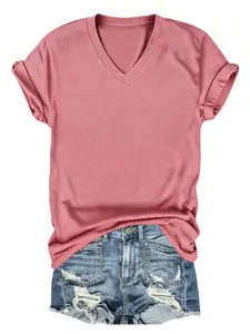 Stijlvol roze dames T-shirt met V-hals gecombineerd met een blauwe distressed denim short