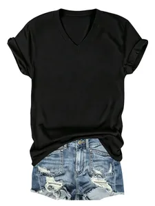 Gedetailleerde flat lay van een zwart dames T-shirt met V-hals en denim shorts