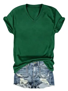 Detailopname van een groen T-shirt met V-hals in een trendy gescheurde korte spijkerbroek