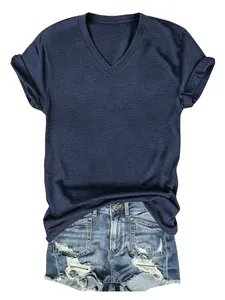 Detailweergave van marineblauw T-shirt met V-hals en modieuze korte spijkerbroek.