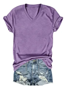 Modieus paars T-shirt met korte mouwen en V-hals gecombineerd met gescheurde denim short.