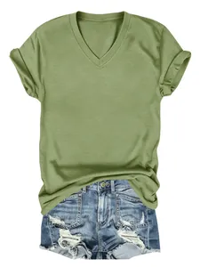 Stijlvol olijfgroen dames T-shirt met V-hals en details van denim shorts