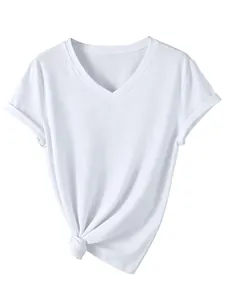 Detail van wit dames-T-shirt met V-hals, voorzien van een stijlvolle knoop en opgerolde mouwen