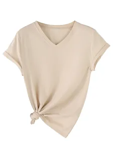 Detailweergave van beige dames T-shirt met V-hals en een stijlvol zij-knoopdetail