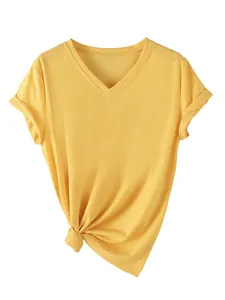 Gedetailleerd overzicht van een geel T-shirt met V-hals, knoop en opgerolde mouwen