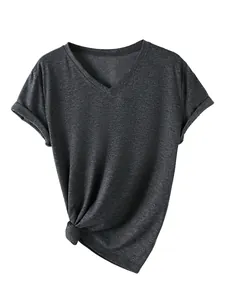 Detail van donkergrijs dames-T-shirt met V-hals en modieuze knoop aan de voorkant