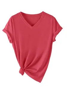 Stijlvol rozerood dames T-shirt met V-hals en trendy knoopdetail aan de zijkant