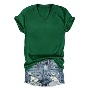 Donkergroen dames T-shirt met V-hals en korte mouwen met gescheurde denim shorts