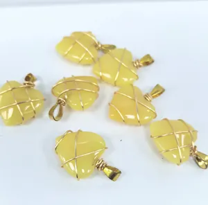 Colgantes de corazón en piedra amarilla hechos a mano con detalles de alambre dorado