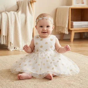 Vista detallada de una niña con una delicada diadema floral de encaje dorado y ropa