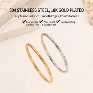 Detailopname van goud en zilver vergulde roestvrijstalen armbanden met glansafwerking