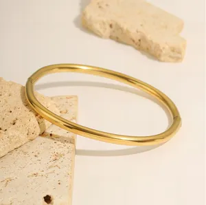 Gedetailleerd overzicht van een goudkleurige roestvrijstalen armband met glans.