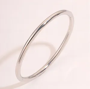Detailopname van een minimalistische glanzende roestvrijstalen armband met sluiting