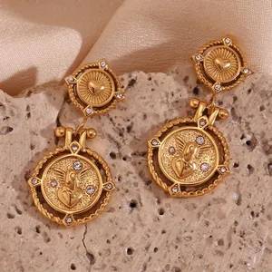 Franse Vintage Roestvrijstalen Hangende Oorbellen Voor Dames 18K Verguld Engel Hart Munt Reliëf Strass Niche Ontwerp Sieraden
