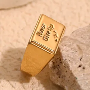 Anillo De Sello Motivador Never Give Up Chapado En Oro De 18K Acero Inoxidable Cepillado Geométrico Cuadrado Para Mujer