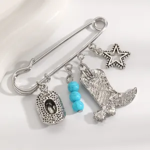 Gros plan d'une broche épingle à nourrice style cowboy argenté avec perles bleues