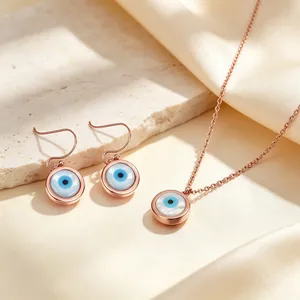 Primo piano di un set di gioielli malocchio in oro rosa con orecchini e collana