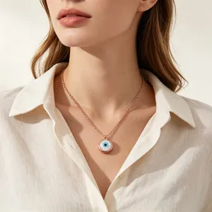Collana malocchio in oro rosa con inserto in madreperla su collo di modella