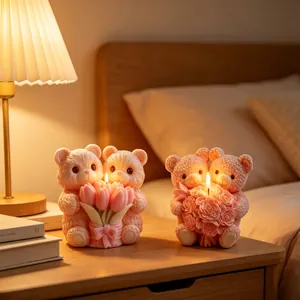 Kreative Teddybär-Kerze mit Blumenstrauß in warmer Schlafzimmer-Atmosphäre