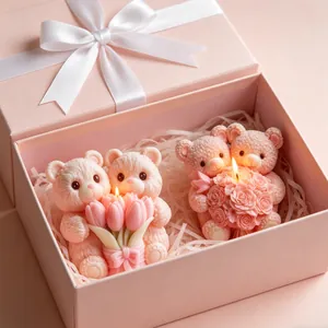Handgefertigte süße Bärenkerzen mit Tulpen- und Rosensträußen in einer rosa Geschenkbox