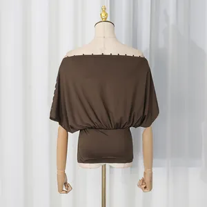 Vista dettagliata di un top marrone con spalle scoperte e vestibilità slim da donna