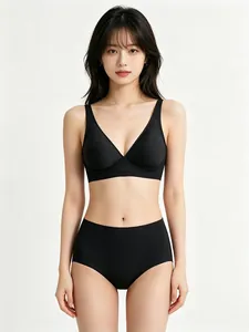 Vorderansicht Detail von nahtlosem schwarzem V-Ausschnitt BH und High-Waist Slip Set am Model.