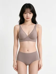 Bequemes nahtloses Set aus tiefem V-Ausschnitt BH und Slip in Taupe bei Model