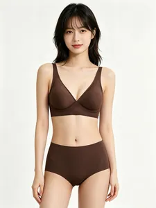 Vorderansicht von braunem nahtlosem Deep-V-BH und High-Waist-Slips am Modell