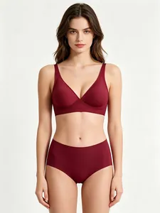Vorderansicht des nahtlosen bordeauxroten BH- und Slip-Sets ohne Bügel am Modell