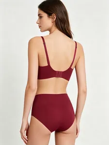 Rückansicht des nahtlosen, bügellosen BH- und Slip-Sets in eleganter weinroter Farbe
