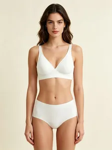 Vorderansicht von weißem nahtlosem Damen-BH mit tiefem V-Ausschnitt und Slip-Set