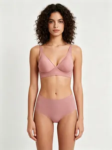 Elegantes nahtloses Set aus tiefem V-BH und hoch taillierter Unterwäsche in Rosa