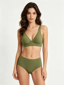 Hochwertige Studioaufnahme eines nahtlosen olivgrünen BH- und Slip-Sets für Damen.
