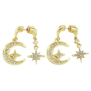 Detail van elegante goudkleurige ster en maan oorbellen met micro-pave kristallen