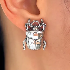 Dettaglio di un orecchino a forma di scarabeo in argento vintage intagliato