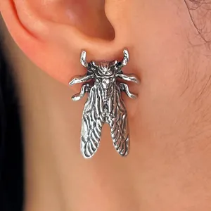 Dettaglio ravvicinato dell'orecchino a forma di scarabeo dal design retrò