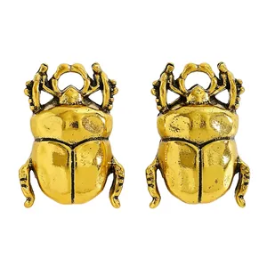 Orecchini vintage a forma di scarabeo dorato con trama incisa dettagliata