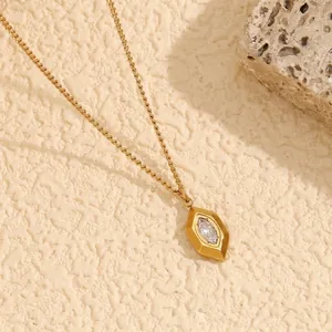 Collana Con Pendente A Rombo Geometrico In Acciaio Inossidabile Placcato Oro Con Zirconia Cubica Bianca Marquise Da Donna