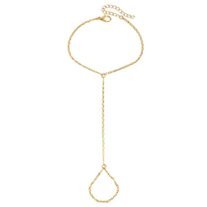 Vue détaillée du bracelet bague main élégant en chaîne dorée avec maillon ajustable