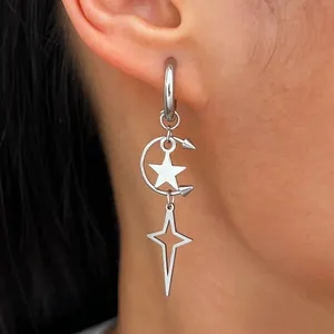 Gros plan sur une boucle d'oreille étoile punk Y2K avec des détails de rivets gothiques