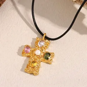 Gehamerde Kruis Hanger Ketting 18K Verguld Roestvrij Staal Met Gekleurde Edelstenen Kunstparel Zwart Touw Voor Dames