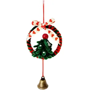 Addobbo natalizio fatto a mano con albero in scovolino e campanello in metallo bronzo