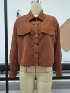 Vue détaillée de face d'une veste courte en velours côtelé marron sur un mannequin de couture