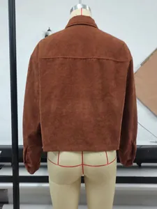Vue détaillée de l'arrière d'une veste en velours côtelé marron pour femme sur un mannequin